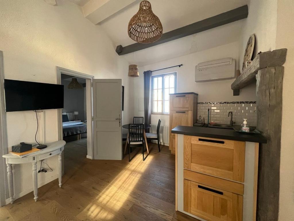 Appartement A 50 M De La Place Aux Herbes Юзес Экстерьер фото