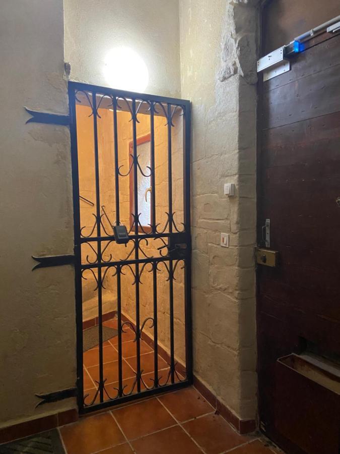 Appartement A 50 M De La Place Aux Herbes Юзес Экстерьер фото