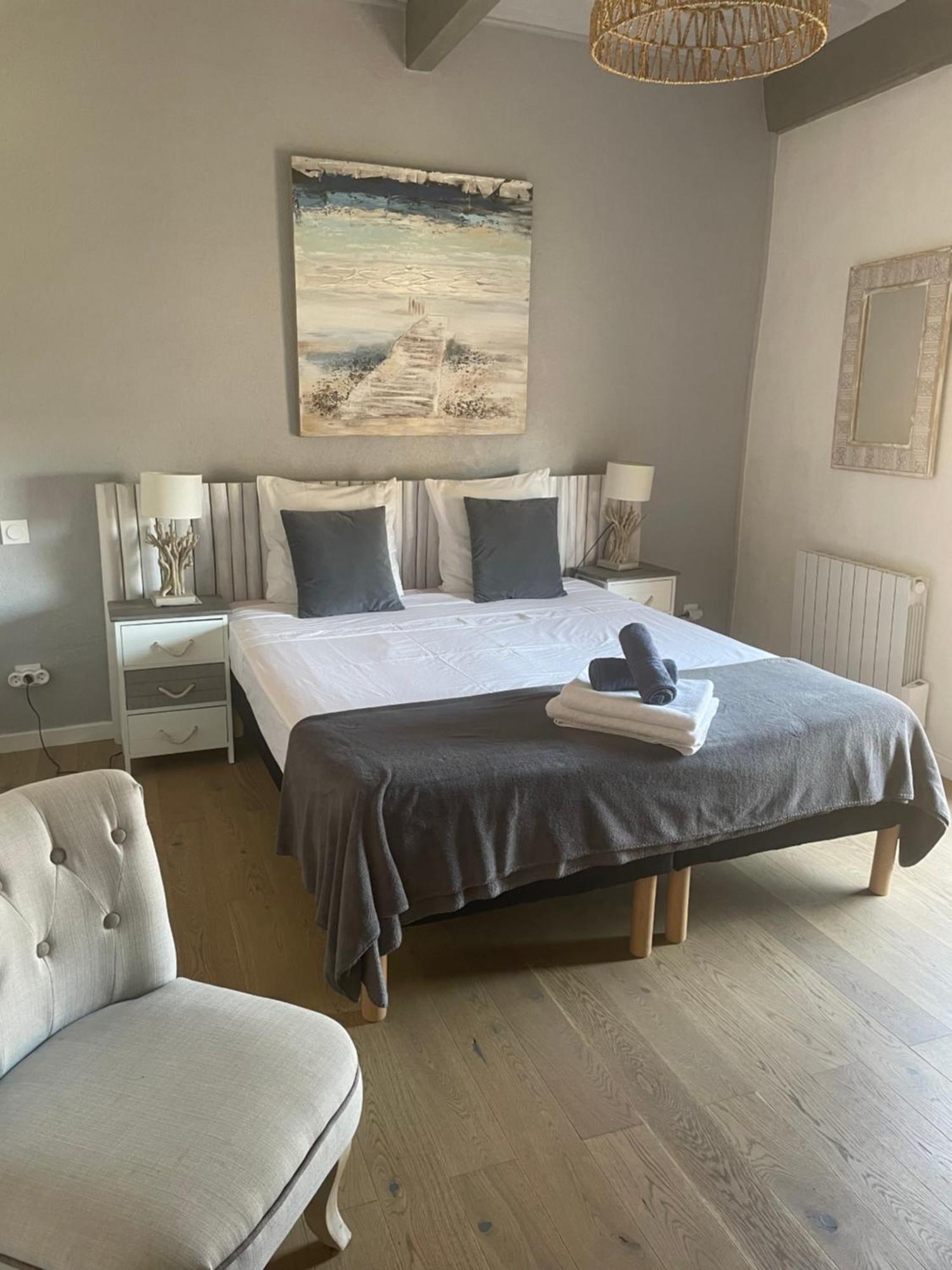 Appartement A 50 M De La Place Aux Herbes Юзес Экстерьер фото